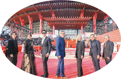 　“天壇獎”國際評獎委員會成員亮相開幕式紅毯。