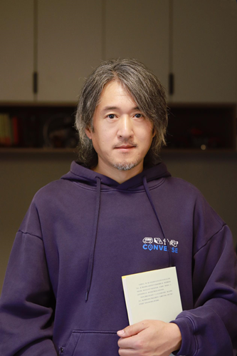 霜白，本名劉永剛，1977年生，現居河北保定，中國作家協會會員。詩歌、散文作品散見于《十月》《詩刊》《星星》《詩潮》《詩歌月刊》《草堂》《詩選刊》等多種刊物，著有詩集《挽留》。