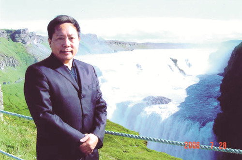 李傳鋒，湖北省鶴峰縣人，土家族作家。曾任《湖北文藝》編輯部主任、《長江文藝》小說組組長、《今古傳奇》主編、湖北省文聯黨組書記等職，曾獲全國民族團結進步先進個人稱號。1986年加入中國作家協會，著有鄉村小說、動物小說、歷史小說、散文、文藝評論等近千萬字。短篇小說《退役軍犬》獲第二屆（1981—1984年）全國少數民族文學創作獎，長篇小說《白虎寨》獲第十一屆（2012—2015）全國少數民族文學創作駿馬獎，另有作品獲湖北省“屈原文藝獎”、重慶市“五個一工程”獎等。本期刊發青年評論家華珉朗、黃煜榕對李傳鋒的采訪。