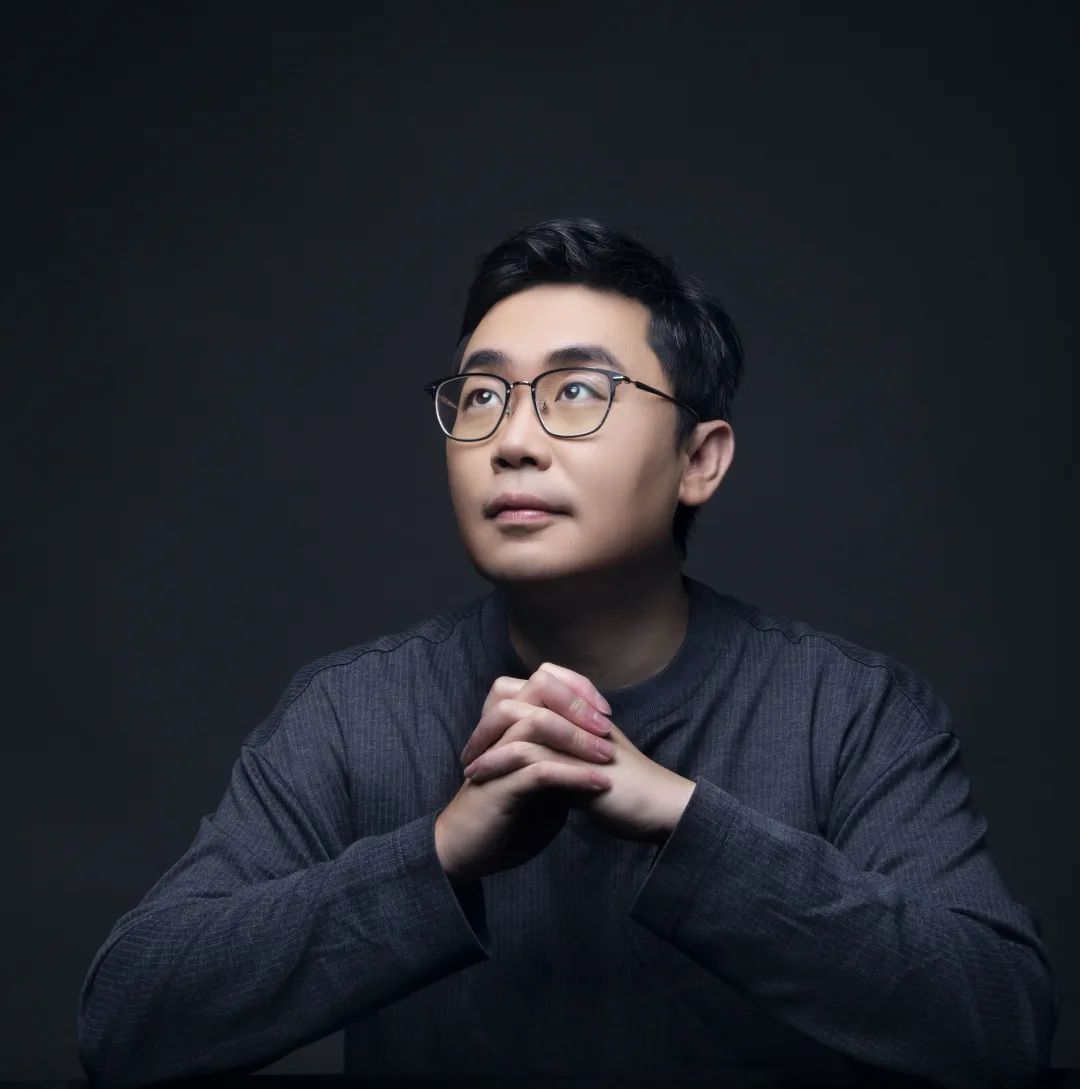 蔡崇達，青年作家，福建泉州人，曾任《中國新聞周刊》執行主編。出版有非虛構作品集《皮囊》、長篇小說《命運》等。作品被翻譯成英語、俄羅斯語、葡萄牙語、韓語等語種，在十幾個國家、地區發行，至今發行近600萬冊。