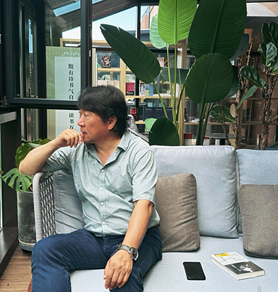  任白，吉林省吉林市人，詩人、作家。吉林省作家協會副主席、中國詩歌學會理事。出版詩集《耳語》《任白詩選》《情詩與備忘錄》《靈魂的債務》和中短篇小說集《失語》?，F居吉林省長春市。