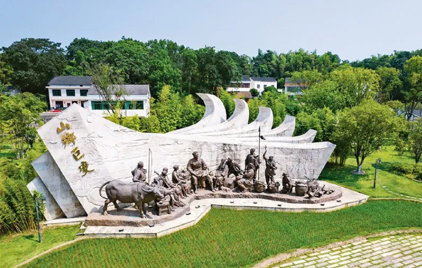 1955年秋，47歲的周立波整理行裝，從北京一路南下，舉家搬回老家湖南益陽清溪村。67年后，在這里，中國作家協會啟動了“新時代山鄉巨變創作計劃”和“新時代文學攀登計劃”兩項重大文學行動。圖為2022年8月1日拍攝的湖南省益陽市清溪村清溪廣場。 新華社記者 陳思汗/攝