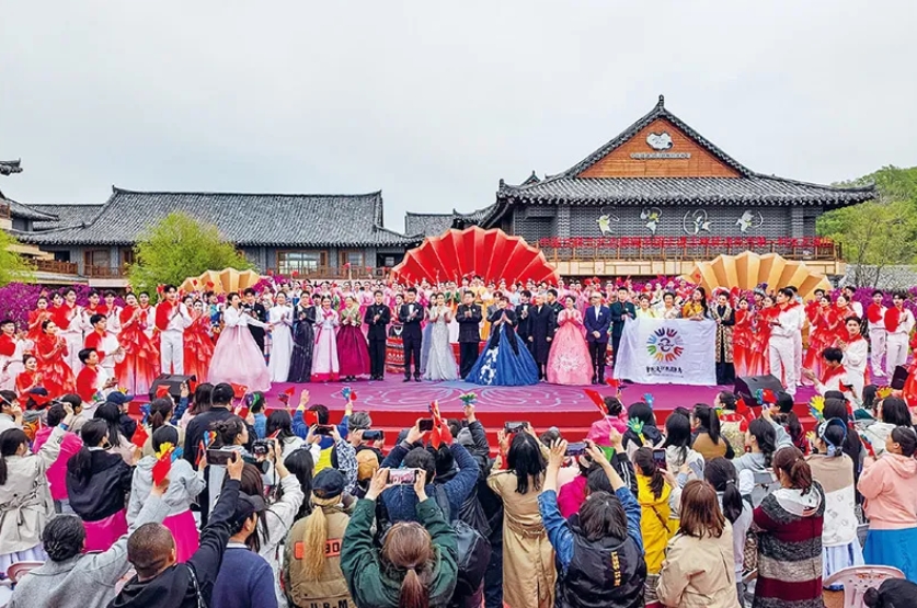 十年來，文藝工作者服務基層成為常態。2024年5月10日，由中國文聯、吉林省委宣傳部、中國文藝志愿者協會主辦的“東方唱響——中國文聯文藝志愿服務團走進吉林延邊東方第一村文藝演出”，在有“東方第一村”美譽的延邊州琿春市敬信鎮防川村舉行。圖為演出現場。 中國文聯供圖