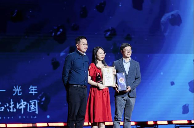 2021-2023年度新星金獎獲得者  路航（中間）