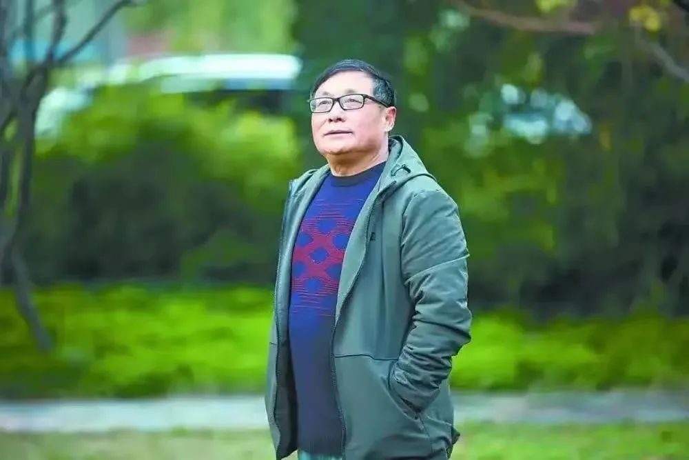 夏堅勇，散文家、劇作家，首屆魯迅文學獎得主