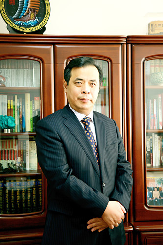 老藤，本名滕貞甫，遼寧省政協文史委副主任。出版長篇小說《刀兵過》《北障》《北愛》《草木志》等11部，小說集《熬鷹》《無雨遼西》等8部，隨筆集《儒學筆記》等3部，“老藤作品典藏（15卷）”。曾獲全國“五個一工程”獎、東北文學獎、百花文學獎等，作品多次入選各種年榜及選本，以多種文字譯介到國外。