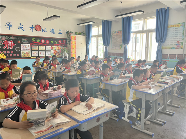 臨潭縣冶力關鎮中心小學的孩子們