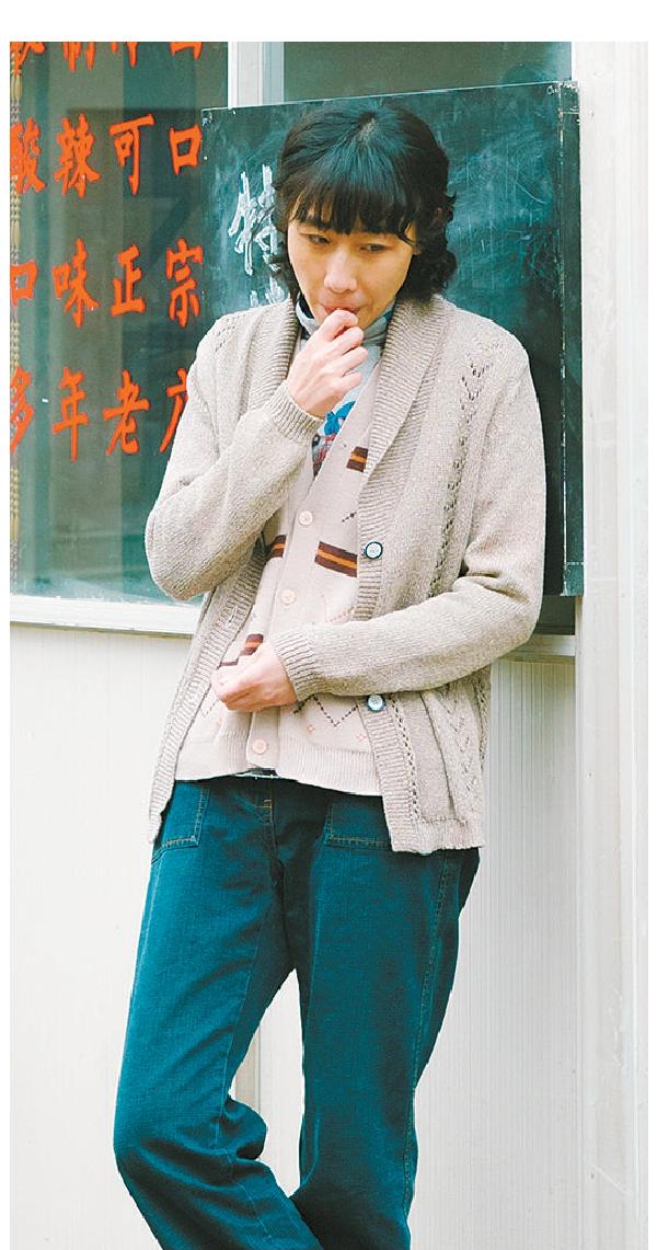 在《漫長的季節》中，任素汐飾演的徐姐瘦瘦高高，倚門嗑瓜子兒的動作，斜眼兒瞟人的眼神，加上幾句曖昧臺詞，略略幾筆勾勒出在生存邊緣掙扎又頗具風情的小飯館老板娘。