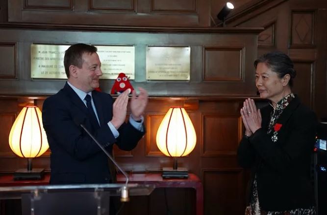 法國駐華大使白玉堂為作家王安憶頒發了法國國家榮譽軍團騎士勛章。圖片來源：法國領事館