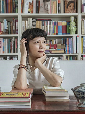 作家、導演，現居英國。主要著作有《孔雀的叫喊》《饑餓的女兒》等，編劇并執導電影《月光武士》。