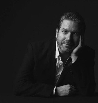 學者，現任美國加州大學洛杉磯分校（UCLA）教授兼中國研究中心主任。主要著作有《光影言語：當代華語片導演訪談錄》《電影的口音：賈樟柯談賈樟柯》等。