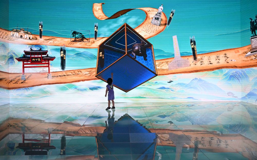 2024年5月24日，小朋友在第二十屆中國（深圳）國際文化產業博覽交易會科大訊飛展臺體驗3D奇幻空間。新華社記者 鄧華 攝