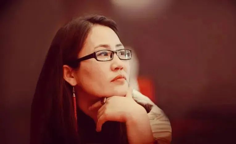 娜仁高娃，蒙古族，中國作家協會會員。著有短篇小說《醉陽》《熱戀中的巴岱》、長篇小說《影》等，其中小說集《七角羊》入選中國作家協會“中國少數民族文學之星叢書”。曾獲2018年《草原》文學獎、第十二屆內蒙古自治區文學創作“索龍嘎”獎、2020年《民族文學》年度獎；中篇小說《裸露的山體》入選中國當代文學研究會年榜、中國小說學會2023年度中國好小說榜。