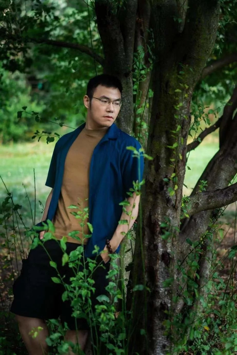 伯竑橋1997年生，青年寫作者，兼事文學批評，先后畢業于武漢大學中文系，英國倫敦大學學院，現為清華大學中文系博士生。作品散見《詩刊》《星星》等期刊，曾獲櫻花詩賽獎，華語大學生短詩大賽獎，第五屆草堂詩歌獎“年度青年詩人獎”等獎項。