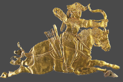 唐吐蕃時期騎射形金飾片。  　　青海省海西州民族博物館供圖