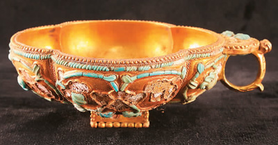 唐吐蕃時期鑲嵌綠松石四曲鋬指金杯。 　　青海省海西州民族博物館供圖