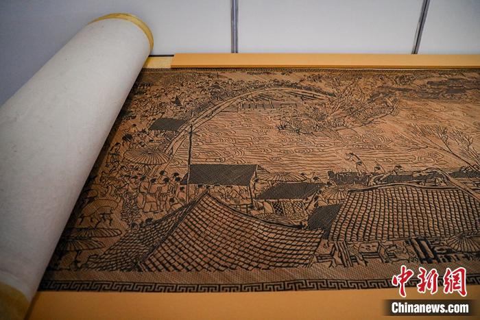 徐建元創作的竹編畫《清明上河圖》。徐峻杰 攝
