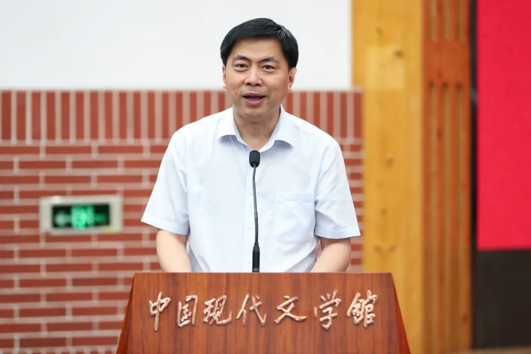 中國現代文學館常務副館長王軍主持頒獎儀式