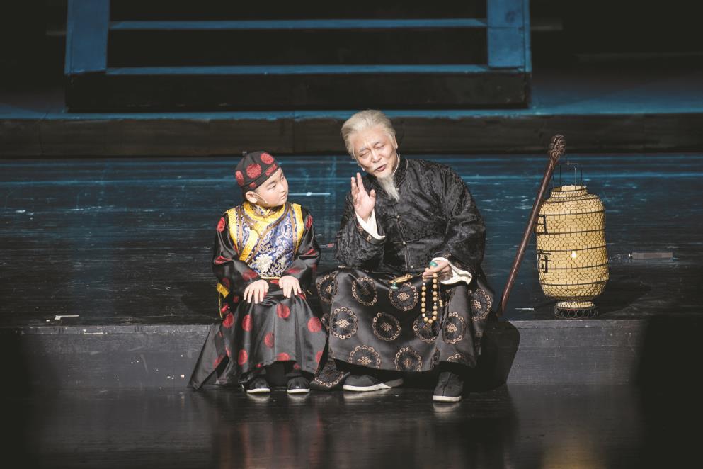 與電視劇《大宅門》對時代的全景式展現不同，話劇更加緊扣“大宅門”的主題，以“七爺”白景琦為核心，描畫了大宅門內眾生的喜怒哀樂和沉浮起落。圖為中國國家話劇院制作演出的話劇《大宅門》演出照。（演出方供圖）