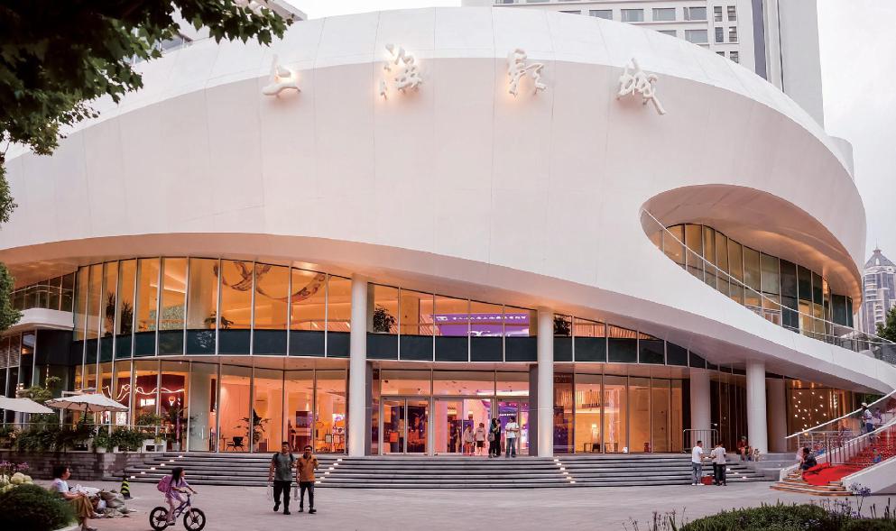 作為本屆上海國際電影節的主會場，上海影城已經裝飾布置完畢，靜候影迷蒞臨。 本報記者 王竟成 攝