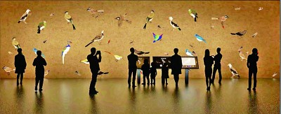 2023年5月12日，觀眾在“數境等觀——靳軍傳統藝術與科技研究展”上欣賞《描摹或共生：今日珍禽圖》數字藝術作品。資料照片