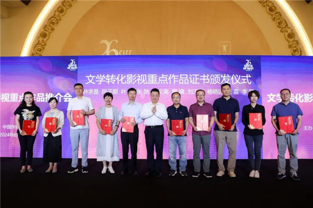 邱華棟向作家代表頒發證書