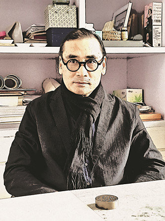 劉萬鳴 1989年畢業于天津美術學院，1995年就讀于中國藝術研究院美術學研究生課程班?，F任全國政協委員、民盟中央委員、中國美術家協會副主席、中國國家畫院院長。2012年獲中國青年藝術家提名獎，2014年入選國家百千萬人才工程授予“有突出貢獻中青年專家”稱號，中宣部2017年文化名家暨“四個一批”人才，中組部國家高層次人才特殊支持計劃領軍人才“萬人計劃”。中國畫作品曾入選全國美展、全國畫院展及省部級展覽，獲得金、銀、銅、優秀等獎項十余次。積極參與國家主題性創作，作為第一作者完成《遣唐使》《西電東送、西氣東輸工程》《黃河擺渡人》《南水北調工程》等中國畫作品?！吨袊嬚摗芬粫鵀槠胀ǜ叩葘W校藝術學科新形態重點規劃教材。曾在中國國家博物館等國家級展館舉辦個展，作品被中國美術館、中國國家博物館、中國藝術研究院等國家級單位收藏。