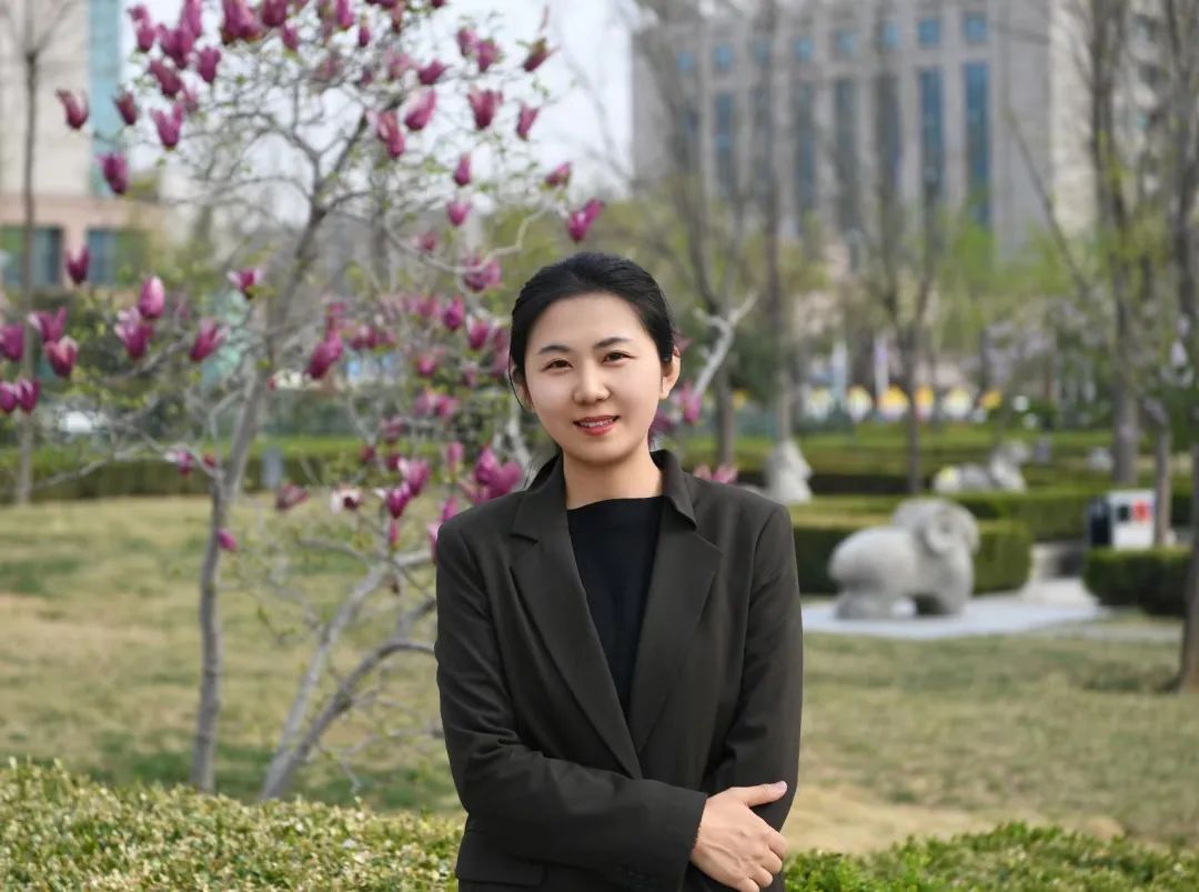 錢幸，山東泰安人，張煒工作室高級學員，法學碩士，北京師范大學與魯迅文學院聯辦文學創作專業研究生在讀。在《收獲》《江南》《芙蓉》《山東文學》《時代文學》等雜志發表小說八十余萬字，有小說被《小說月報》《中篇小說選刊》《新華文摘》等多次選載。中短篇小說集《冷靜期》入選2022年度“21世紀文學之星叢書”，曾獲“泰山文藝獎”“山東文學獎”等獎項。