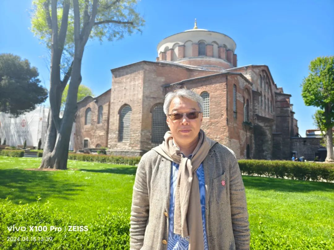 臧棣，1964 年生于北京?，F任教于北京大學中文系，北京大學中國詩歌研究院研究員。出版詩集《騎手和豆漿》《簡單的人類動作入門》等。曾獲中國當代十大杰出青年詩人、中國十大先鋒詩人、中國十大新銳詩歌批評家、當代十大新銳詩人等，并多次應邀參加國際詩歌節。