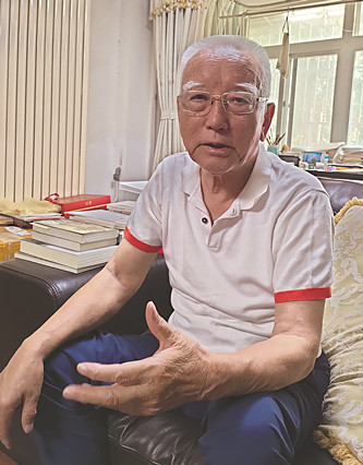 降邊嘉措 藏族，四川省甘孜藏族自治州巴塘縣人。1950年參加解放軍，經歷了進軍西藏、解放西藏的全過程。1956年到北京民族出版社，從事藏文翻譯和編輯出版工作，直到1980年。1980年報考中國社會科學院民族文學研究所并被錄取，后來主要從事《格薩爾》史詩研究和翻譯工作。曾出版《〈格薩爾〉初探》《〈格薩爾〉的歷史命運》《〈格薩爾〉與藏族文化》《〈格薩爾〉論》等學術專著。主編有《格薩爾》藏文精選本（40卷、51冊）、《〈格薩爾〉大辭典》等。長篇小說《格桑梅朵》、報告文學《這里是紅軍走過的地方》分別獲得第一屆、第十一屆全國少數民族文學創作駿馬獎。