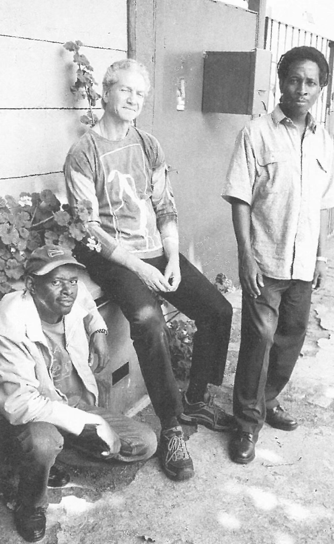 布噪噪雜志編輯，左為艾克·姆伊拉，中為阿倫·霍維茨，右為西菲弗·恩格溫雅。