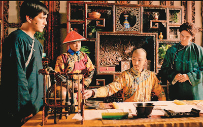 《康熙與路易十四》劇照。影片用情景再現的方式表現康熙向法國傳教士學習西方科學文化時的情景。