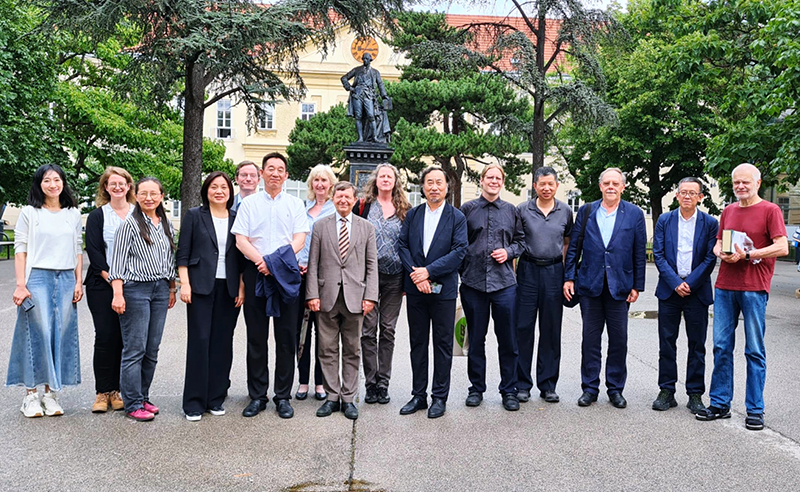 代表團與奧地利作家、漢學家合影