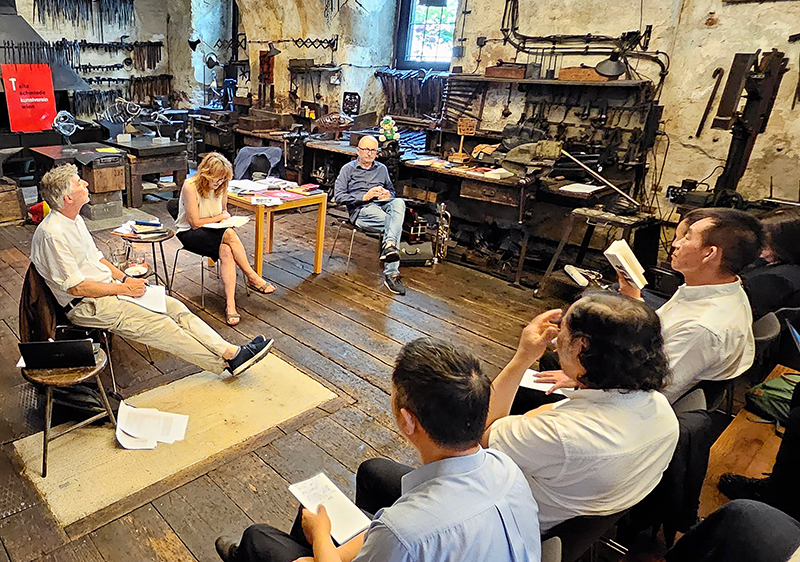 代表團在維也納藝術協會與奧地利作家座談