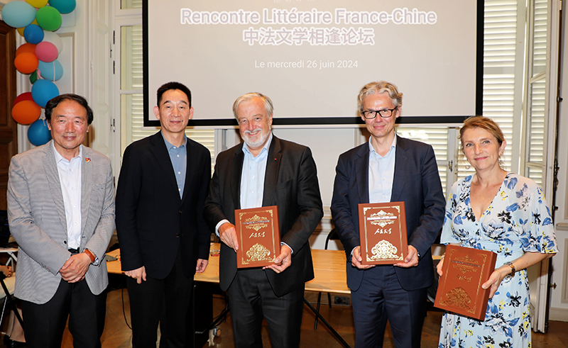 施戰軍向法國文化部、法國巴黎圖書節、法國國家圖書中心贈送《人民文學》法文版合集