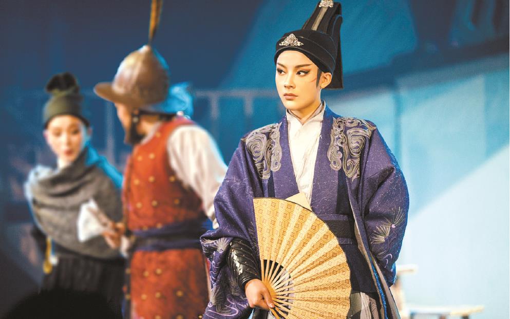 古老戲曲掀起“青春革命”，從情感、形式、媒介上將青年文化、時代審美融入戲曲古典樣態，這是“新文化生命體”適應新媒介環境，以青年力量激活傳統文化能量進行自我更新的典型示例。圖為越劇《新龍門客?！? /></p>
<p style=