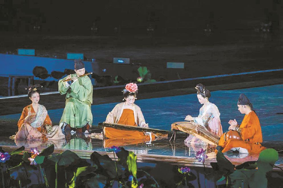 成立于2014年的自得琴社，其成員是一群熱愛古樂的年輕人。他們將傳統文化的魅力與國潮元素相互融合，在互聯網上掀起了“古畫音樂”的風潮。網友點贊他們的視頻“仿佛一幅會動的古代畫卷”，畫中人是身著古代服飾的樂師，或撫古琴，或吹笛蕭，或擊大鼓。