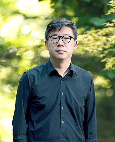 李修文，湖北省作家協會主席、武漢市文聯主席、武漢大學文學院教授，著有《猛虎下山》《詩來見我》《致江東父老》《山河袈裟》《滴淚痣》《捆綁上天堂》等