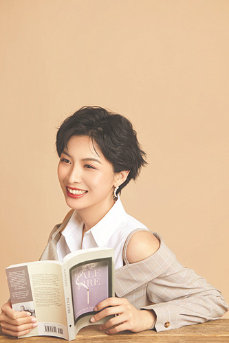 周婉京，一九九〇年生，北京人，哲學博士。曾獲山花文學雙年獎·新人獎、香港青年文學獎等獎項。出版有短篇小說集《取出瘋石》等作品，中長篇小說《造房子的人》為其最新作品