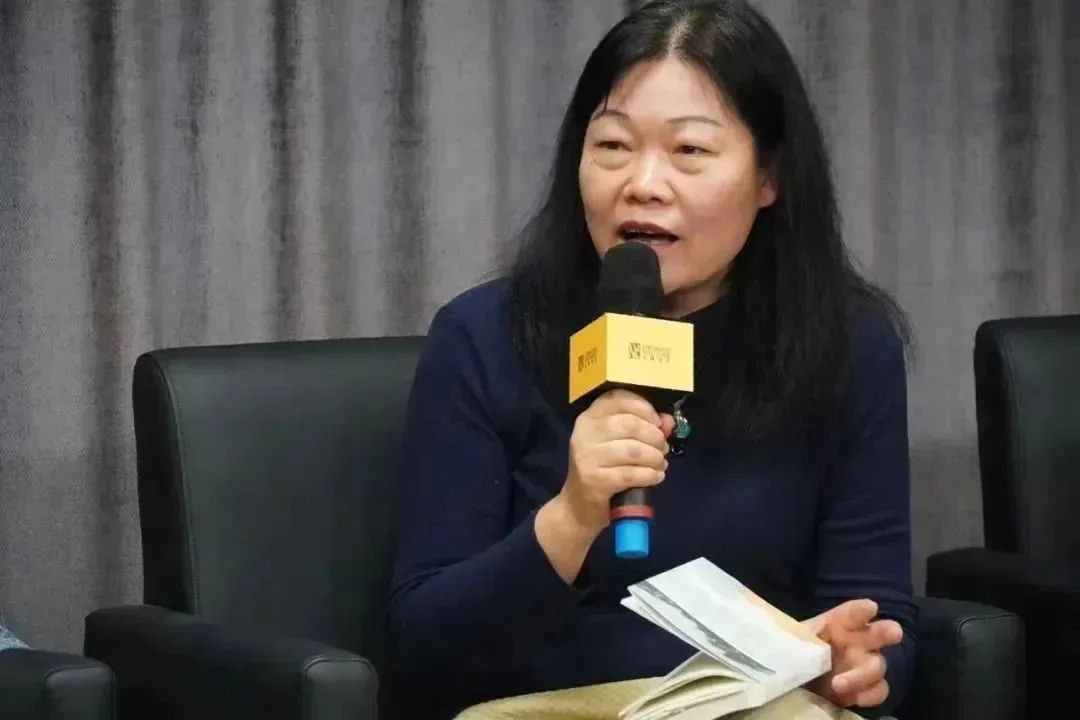 黃葒    南京大學外國語學院法語系教授，博士生導師，南京大學人文社會科學高級研究院兼職研究員，國際杜拉斯學會會員，中國法國文學研究會常務理事，中法語言文化比較研究會常務理事、江蘇省外文學會理事，江蘇省翻譯協會理事、南京翻譯家協會理事，南京作協理事。