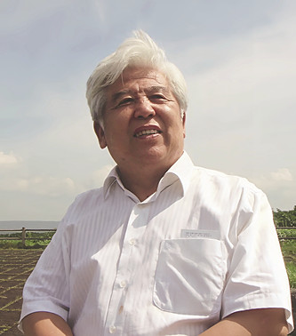 馬振聲 1939年生于北京，1964年本科畢業于中央美術學院中國畫系，同年考入中央美術學院中國畫系首屆研究生，師從蔣兆和教授，專攻水墨人物畫。1973年調入四川省美協從事專業美術創作。1994年起受聘任教于北京語言大學藝術系。曾任北京語言大學藝術學院名譽院長、重慶國畫院名譽院長、中央文史研究館書畫院名譽院長?，F為中國美協蔣兆和藝術研究會會長、重慶市美協名譽主席，中央文史研究館館員、國家一級美術師。其作品曾多次入選全國美展、中國畫百年展等全國性大展并獲獎，多次在國內外舉辦個展或聯展，多幅作品被中國美術館等單位收藏。