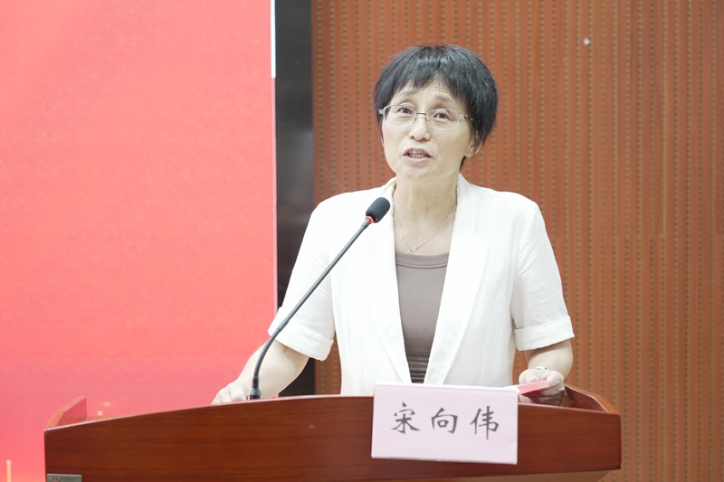 宋向偉宣讀中國作協批復文件