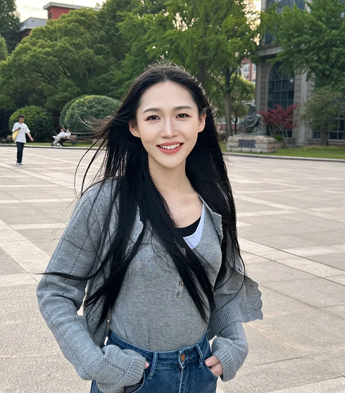 周燊，滿族，中國作家協會會員，藝術碩士、文學博士，從教于高校創意寫作和現當代文藝研究等方向，曾獲第六屆山東省泰山文藝獎（文學創作獎）、復旦大學光華獎等榮譽。