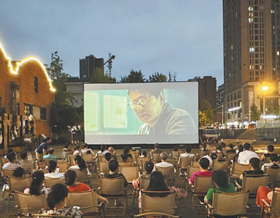 在四川成都完美文創公園里，一場露天電影正在放映。 　　廖茂林攝