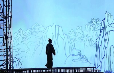 北京人民藝術劇院話劇《杜甫》演出現場，扮演杜甫的演員正慢慢步入山水畫卷。資料圖片