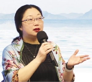 楊怡芬，浙江舟山人，魯迅文學院第13屆高研班學員。2002年開始寫作，在《人民文學》《十月》《花城》等發表小說百余萬字，出版中短篇小說集《披肩》、中篇小說集《追魚》、長篇小說《離觴》《海上繁花》等。