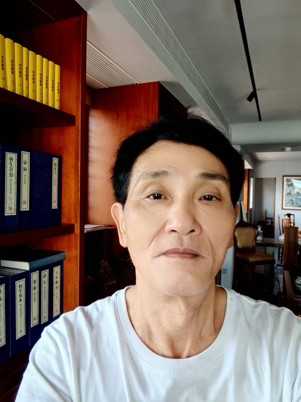 子塵，早年筆名野草，福建人，現居住廈門市，在一家私企上班。少年時開始喜歡文學，一直熱愛，從不言放棄。早年有習作發表報刊，現大多作品發于網絡。