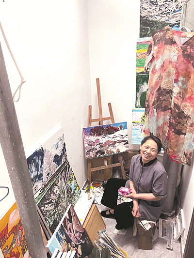 王柳云 祖籍湖南，2017年去福建學畫，后因在北京某大廈邊做保潔邊畫畫而被央視等主流媒體報道，進而廣為人知。2023年開始出版自傳和詩歌集。著有《青芥人生》《月光不迷路》《走過一座?！?2023年，王柳云在北京某大廈保潔工具間 京石 攝