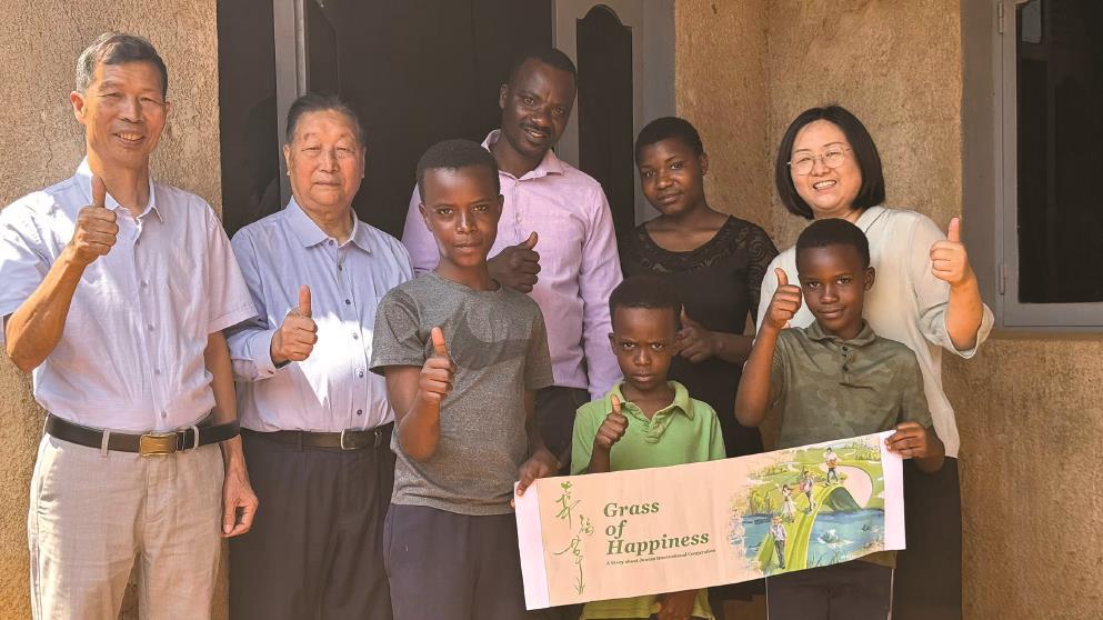 林占熺教授（左二）與盧旺達當地百姓一起為中國 電視劇《幸福草》“打call”。（受訪者供圖）