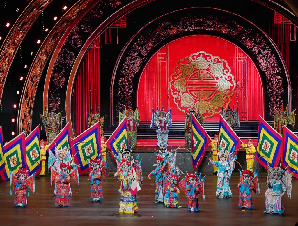 9月19日，演職人員在北京文化論壇專場文藝演出中表演戲曲聯唱《巾幗英雄穆桂英》。新華社記者 張晨霖 攝